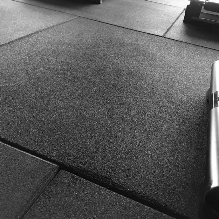 Piso crossfit de borracha preta com espessura resistente, mostrando a durabilidade do material para treinos intensos.